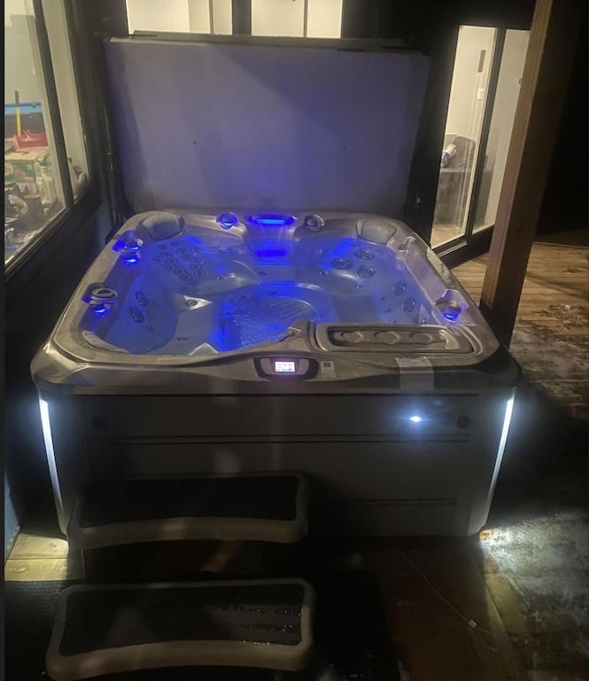 Ski In Ski Out With Huge Game Room And Hot Tub Fernie Kültér fotó